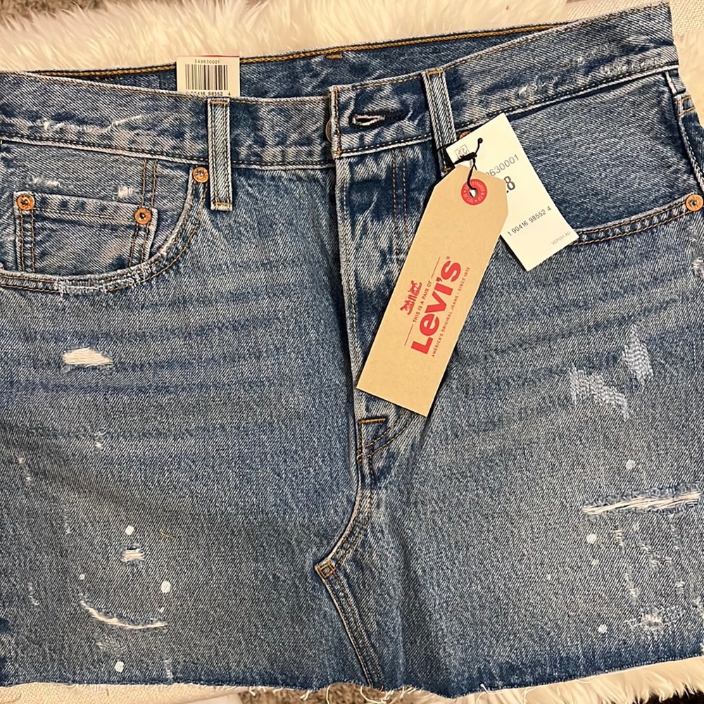 BRAND NEW Levi’s denim skirt